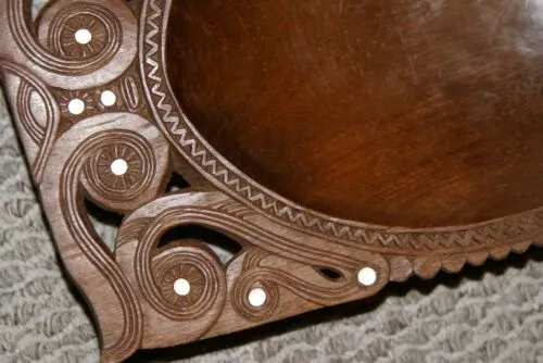 13.5”x 8”x 3” UNIQUE  STUNNING KWILA WOOD BOWL WITH INCISED DELICATELY LACY BORDERS & ROUND MOTHER OF PEARL INLAYS BY RENOWNED TRIBAL SCULPTOR FROM REMOTE TROBRIAND ISLANDS MELANESIA MASSIM SOUTH PACIFIC COLLECTOR DESIGNER ART 2A96