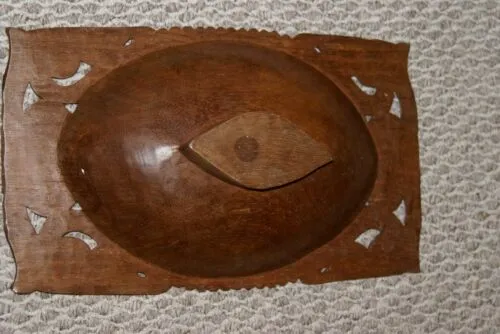 13.5”x 8”x 3” UNIQUE  STUNNING KWILA WOOD BOWL WITH INCISED DELICATELY LACY BORDERS & ROUND MOTHER OF PEARL INLAYS BY RENOWNED TRIBAL SCULPTOR FROM REMOTE TROBRIAND ISLANDS MELANESIA MASSIM SOUTH PACIFIC COLLECTOR DESIGNER ART 2A96