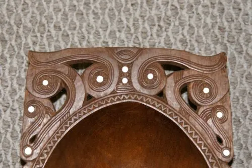 13.5”x 8”x 3” UNIQUE  STUNNING KWILA WOOD BOWL WITH INCISED DELICATELY LACY BORDERS & ROUND MOTHER OF PEARL INLAYS BY RENOWNED TRIBAL SCULPTOR FROM REMOTE TROBRIAND ISLANDS MELANESIA MASSIM SOUTH PACIFIC COLLECTOR DESIGNER ART 2A96