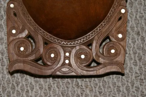13.5”x 8”x 3” UNIQUE  STUNNING KWILA WOOD BOWL WITH INCISED DELICATELY LACY BORDERS & ROUND MOTHER OF PEARL INLAYS BY RENOWNED TRIBAL SCULPTOR FROM REMOTE TROBRIAND ISLANDS MELANESIA MASSIM SOUTH PACIFIC COLLECTOR DESIGNER ART 2A96