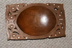 13.5”x 8”x 3” UNIQUE  STUNNING KWILA WOOD BOWL WITH INCISED DELICATELY LACY BORDERS & ROUND MOTHER OF PEARL INLAYS BY RENOWNED TRIBAL SCULPTOR FROM REMOTE TROBRIAND ISLANDS MELANESIA MASSIM SOUTH PACIFIC COLLECTOR DESIGNER ART 2A96