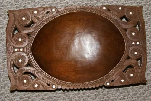 13.5”x 8”x 3” UNIQUE  STUNNING KWILA WOOD BOWL WITH INCISED DELICATELY LACY BORDERS & ROUND MOTHER OF PEARL INLAYS BY RENOWNED TRIBAL SCULPTOR FROM REMOTE TROBRIAND ISLANDS MELANESIA MASSIM SOUTH PACIFIC COLLECTOR DESIGNER ART 2A96